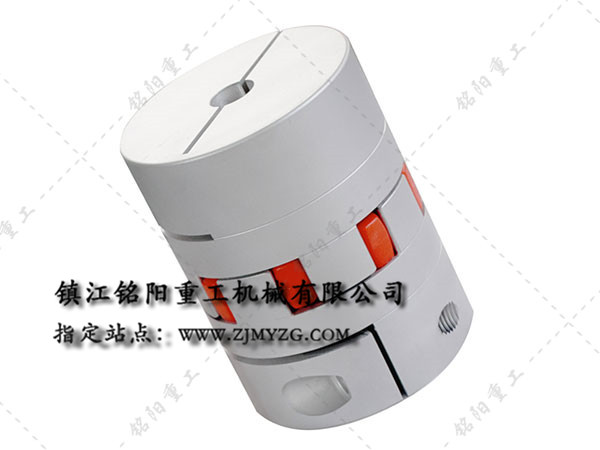 零间隙爪型梅花联轴器是在直爪型的基础上演变而来的